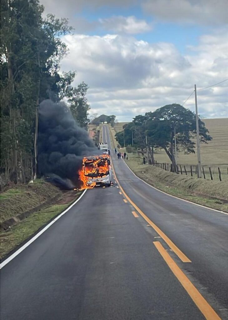 Ônibus que levava moradores de Inajá para trabalhar em Paranavaí pega fogo na BR-376